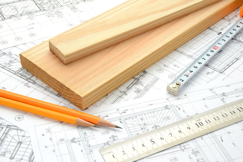 設計図と木材と筆記用具