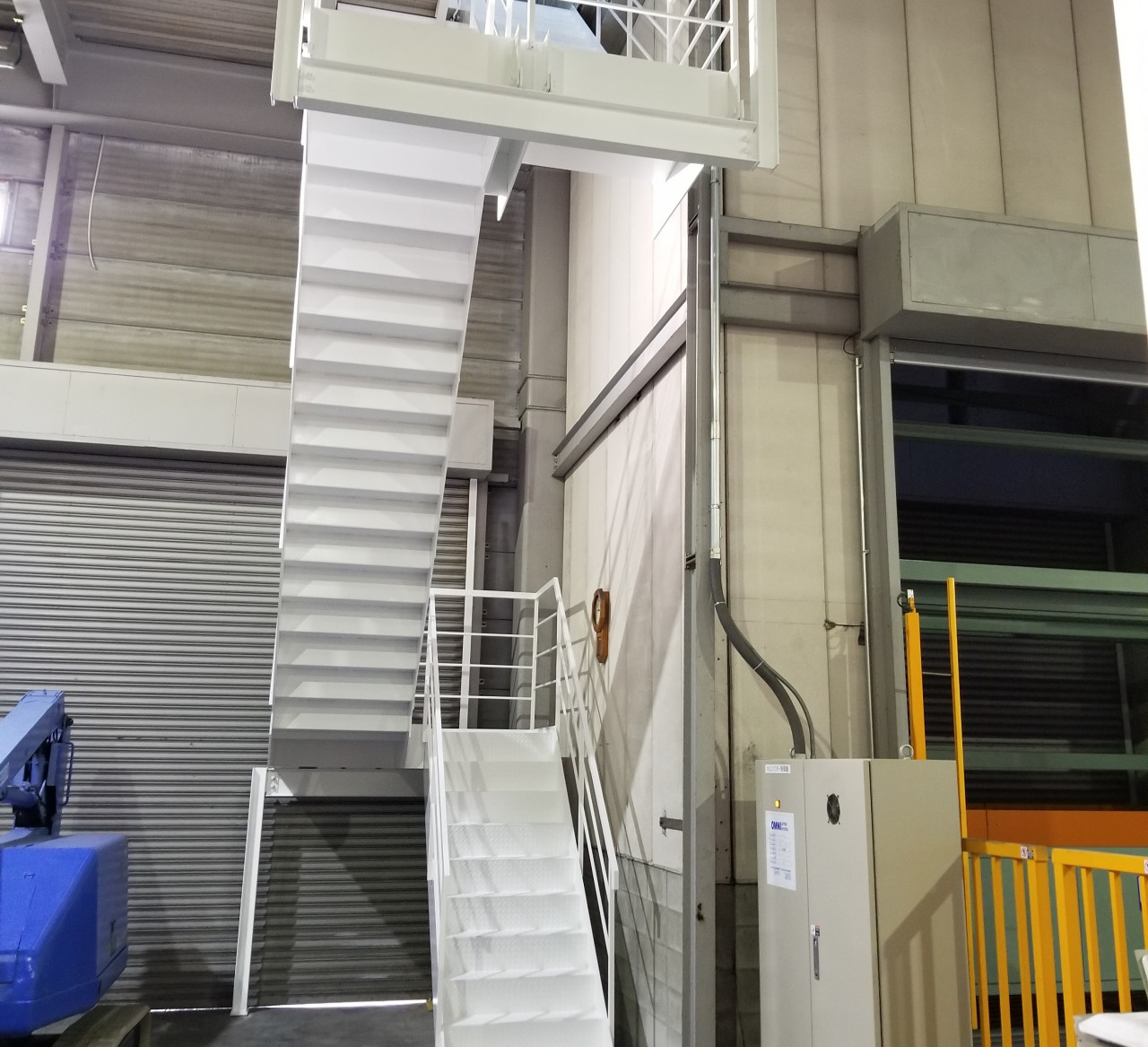 貨物用エレベーター横に新設された階段